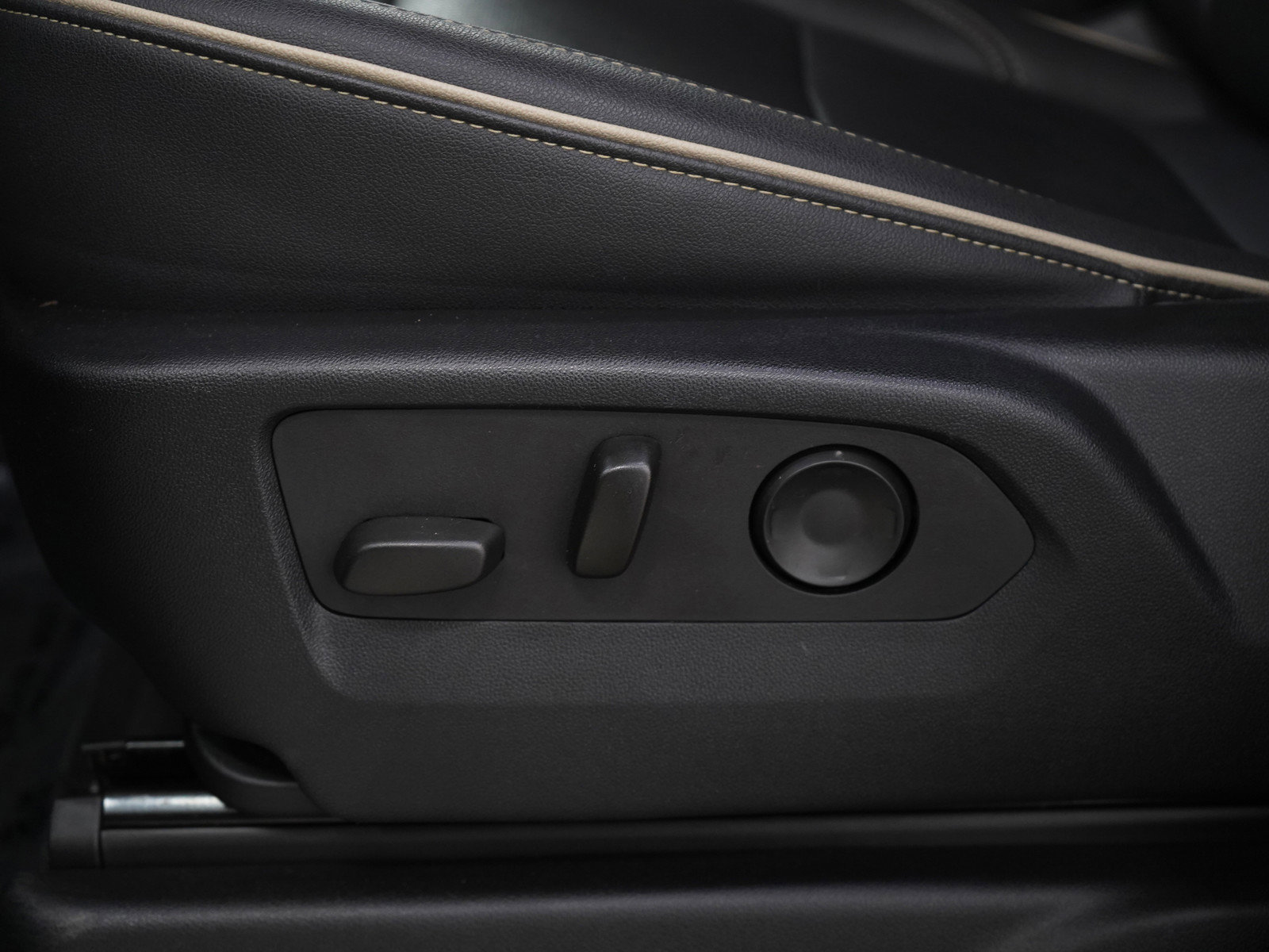 Used 2024 GMC Yukon SLT w/ SLT Luxury Package image 31