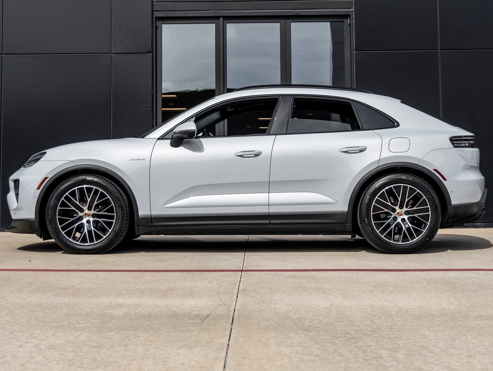 Certified 2026 Porsche Macan 4 Electric AWD/4WD image 2
