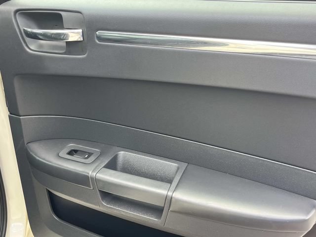 Used 2008 Chrysler 300 Touring w/ Comfort/Convenience Group RWD image 20