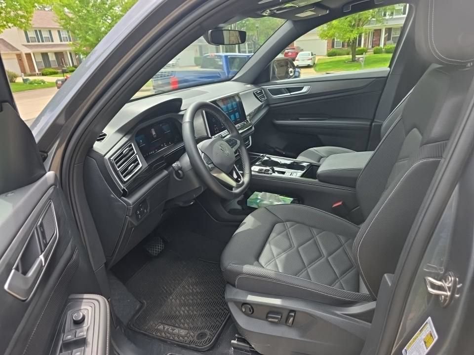 Used 2025 Volkswagen Atlas Cross Sport SE w/ Panoramic Sunroof Package FWD image 36