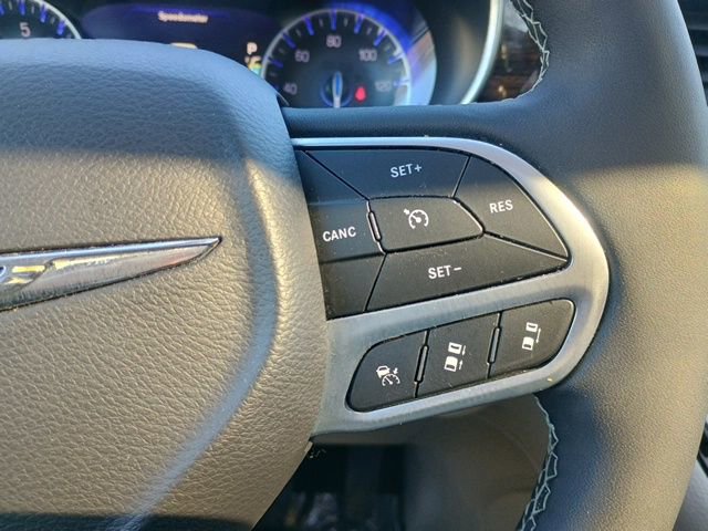 Used 2024 Chrysler Pacifica Limited AWD/4WD image 28