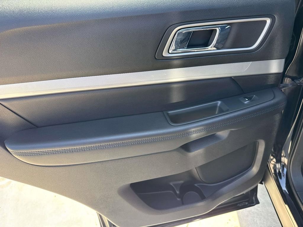 Used 2017 Ford Explorer XLT FWD image 10