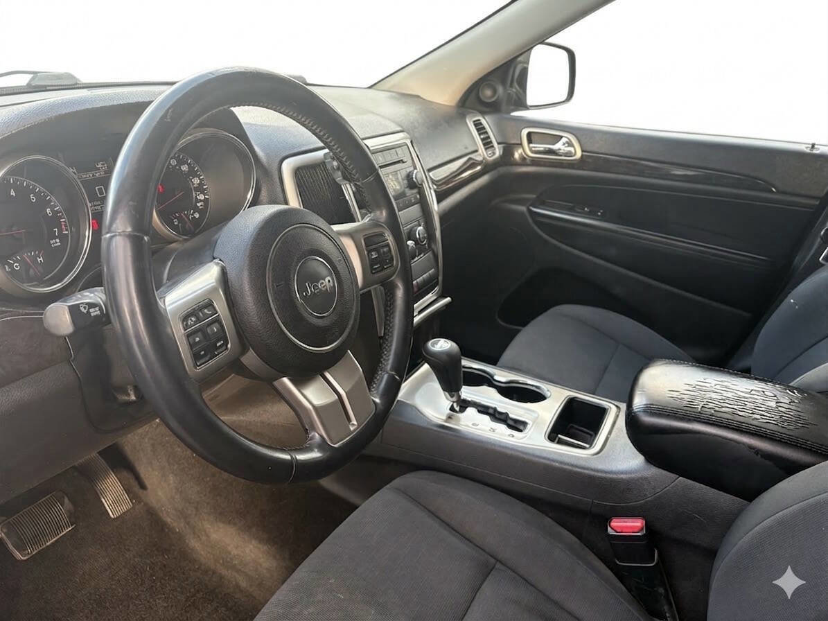 Used 2013 Jeep Grand Cherokee Laredo w/ Laredo E Group AWD/4WD image 11
