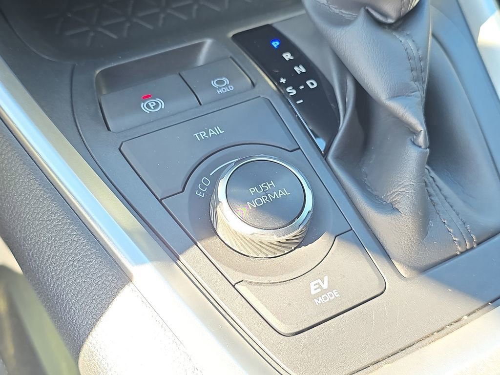 Used 2023 Toyota RAV4 SE image 30