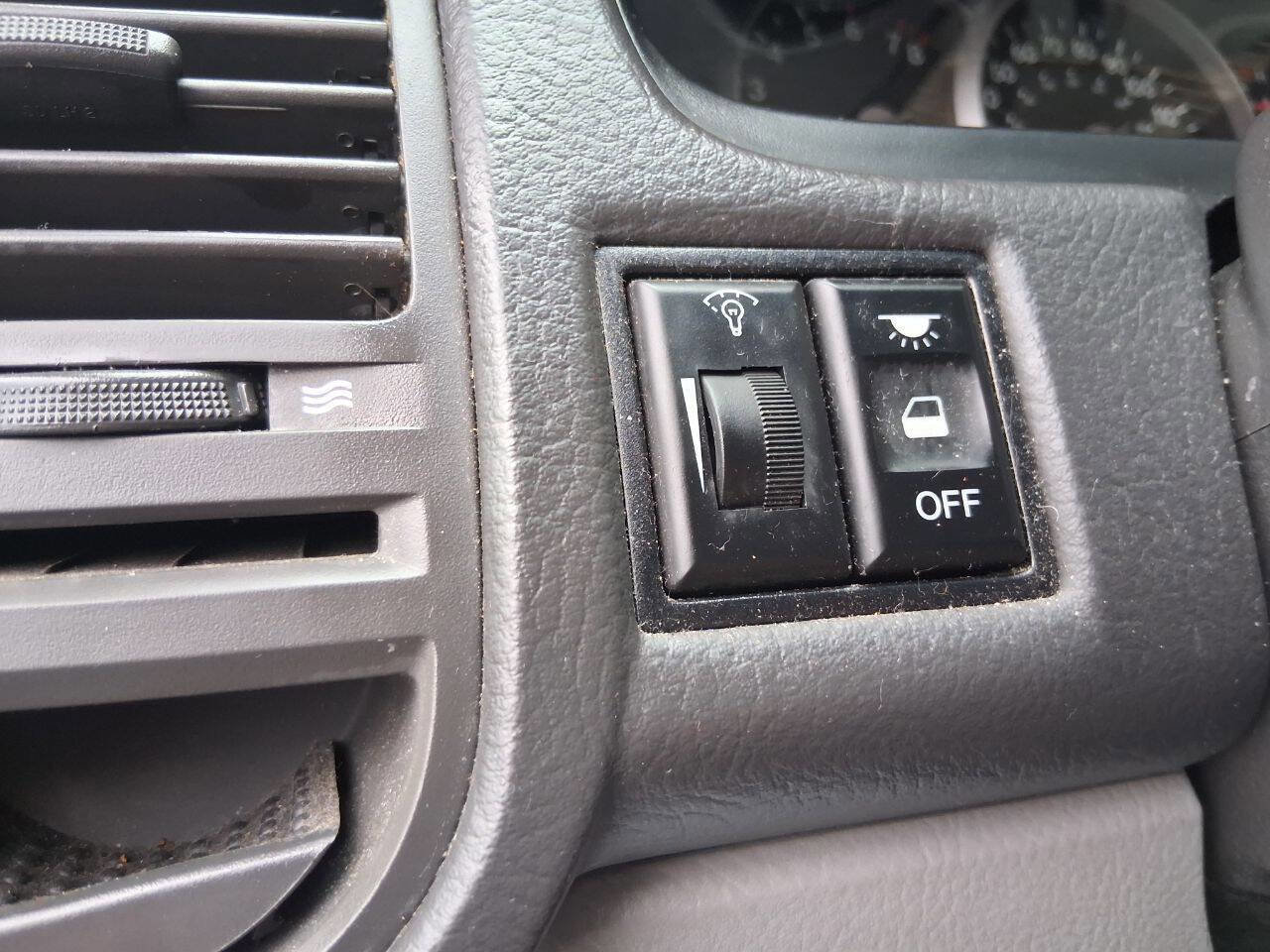 Used 2005 Kia Sedona EX image 16