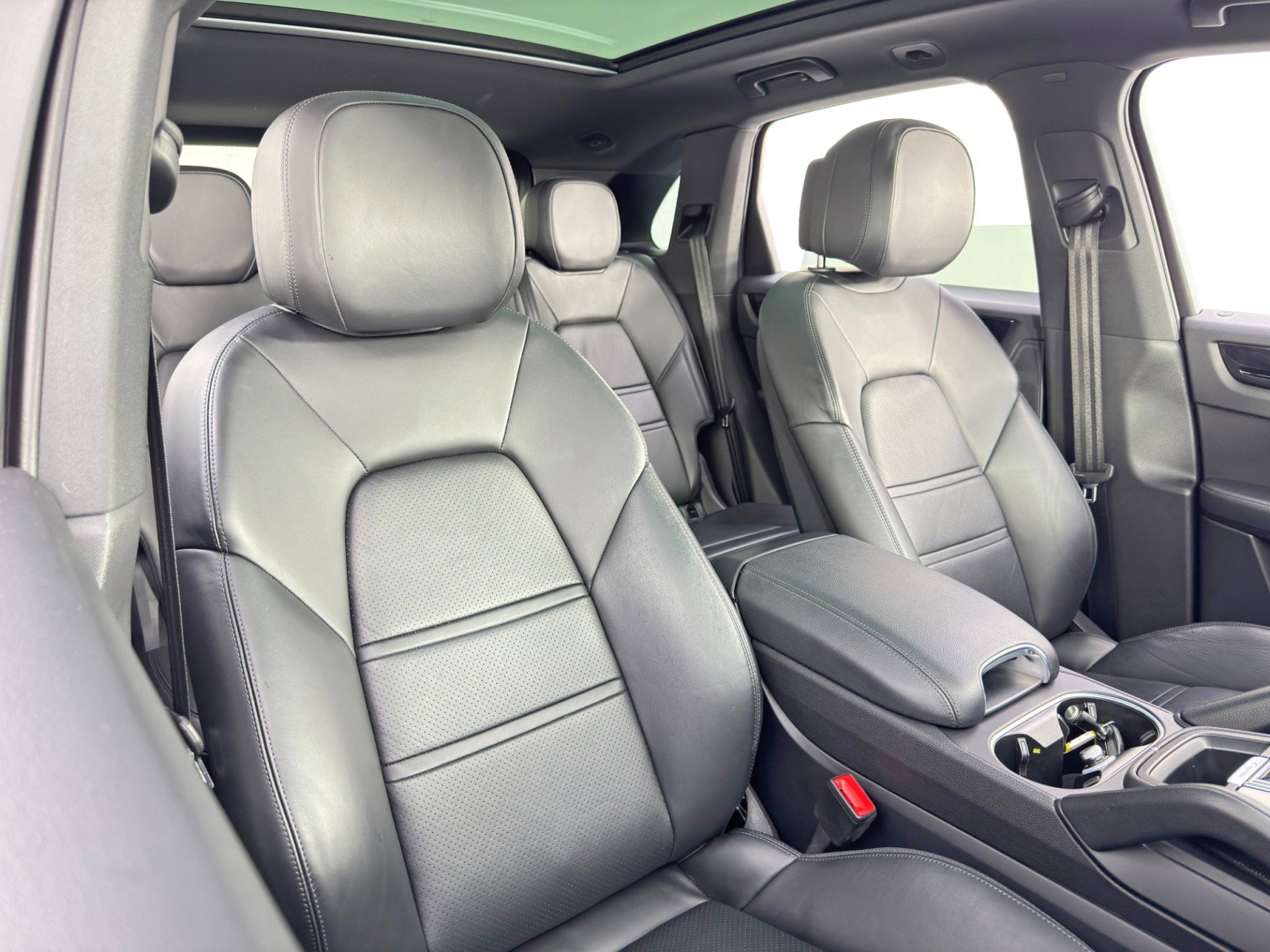 Used 2023 Porsche Cayenne Platinum Edition w/ Premium Package image 37