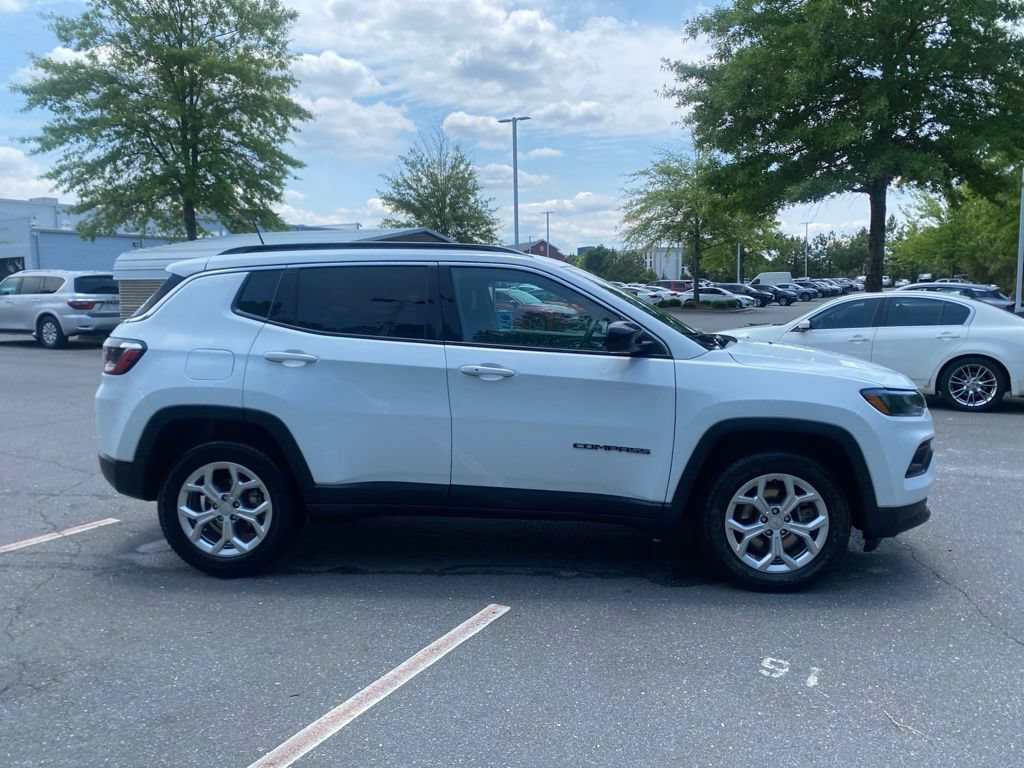 Used 2024 Jeep Compass Latitude AWD/4WD image 2