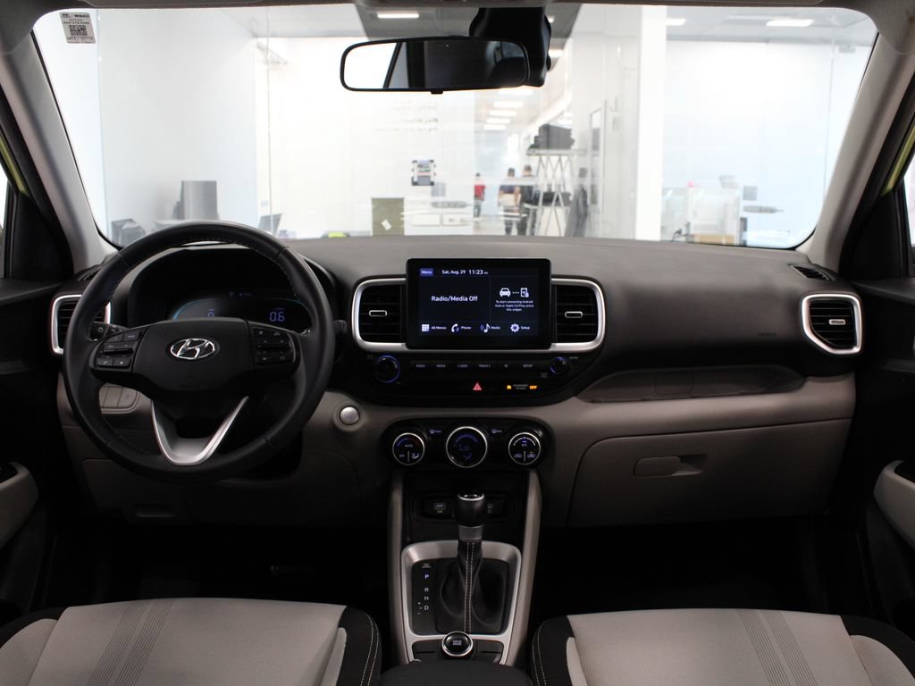 Used 2024 Hyundai Venue SEL FWD image 16