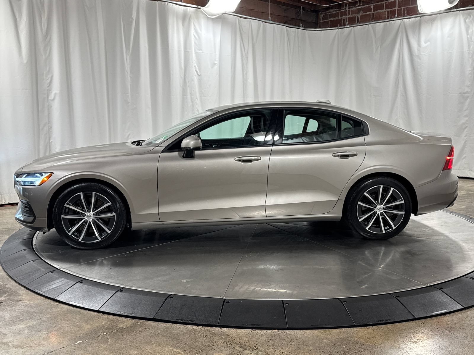 Used 2021 Volvo S60 T6 Momentum w/ Premium Package AWD/4WD image 6