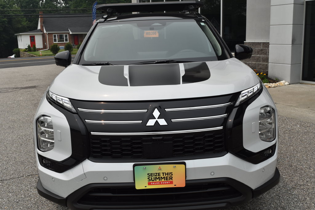 New 2025 Mitsubishi Outlander AWD image 2