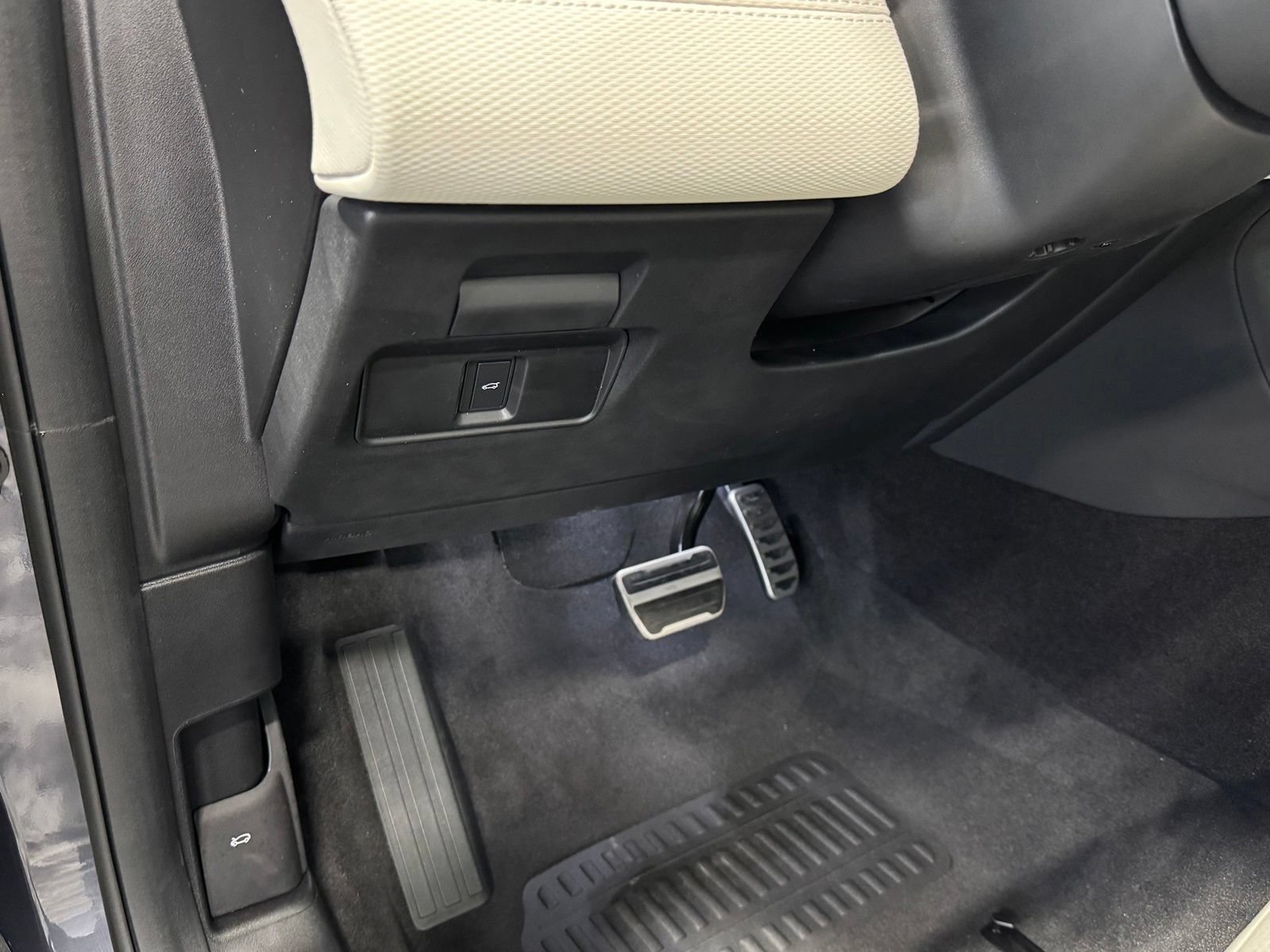 New 2026 Land Rover Discovery Sport Landmark AWD/4WD image 17