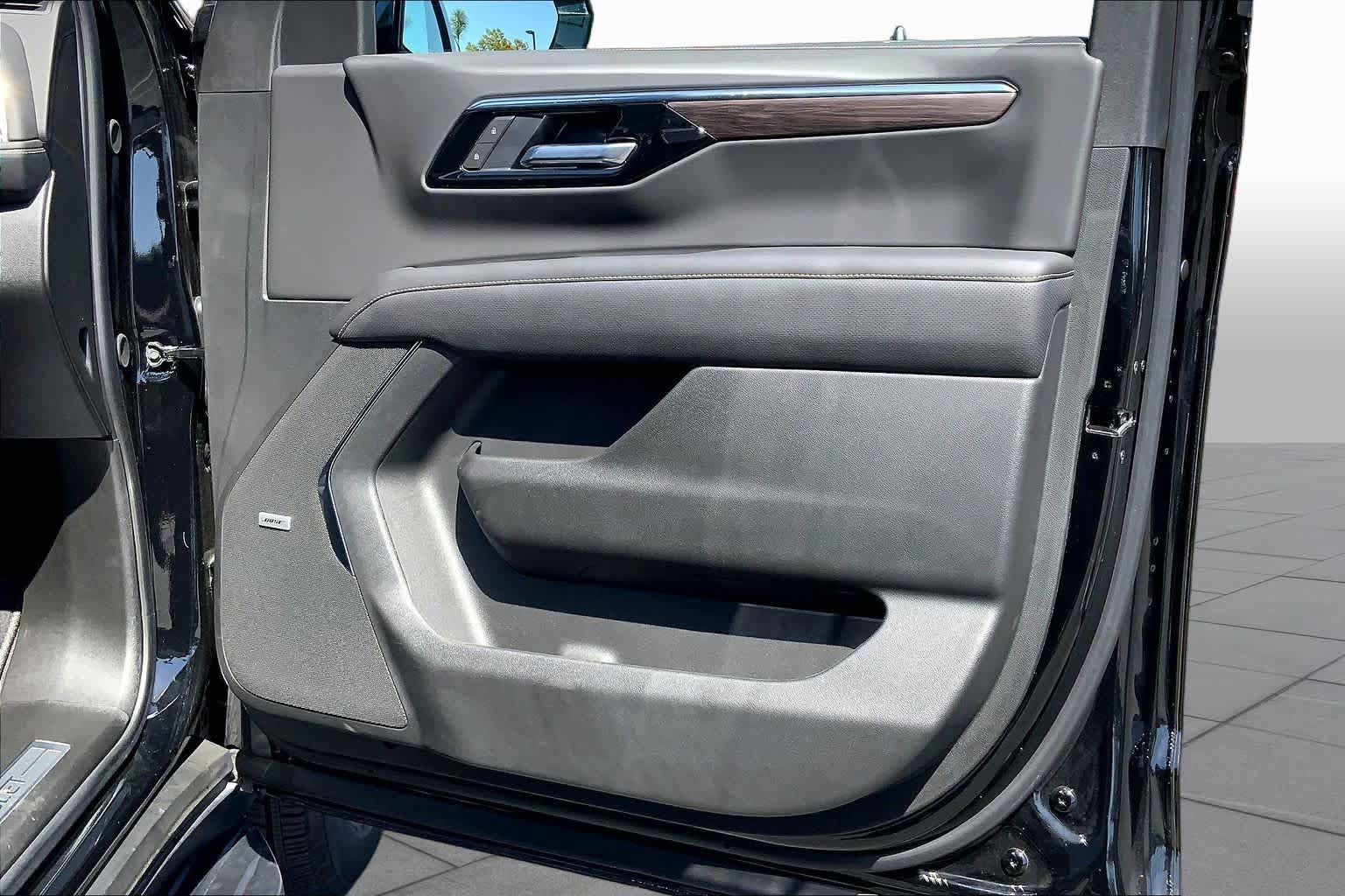 Used 2025 Chevrolet Suburban Premier RWD image 22