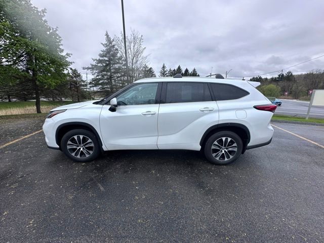 Used 2022 Toyota Highlander XLE AWD/4WD image 6