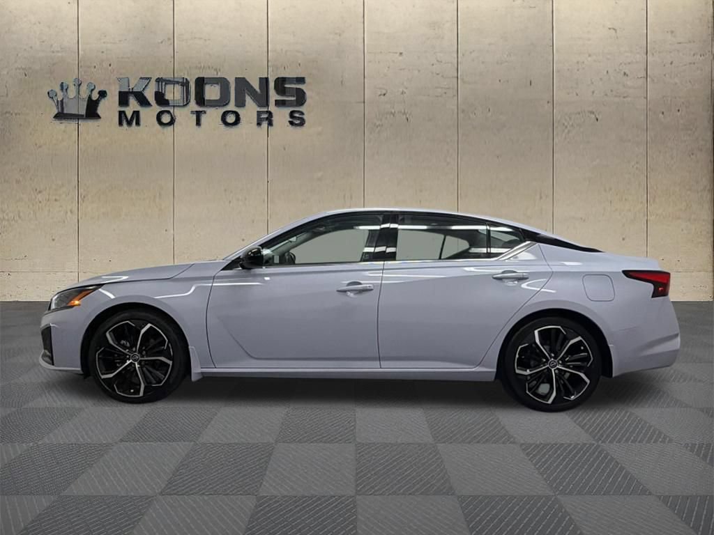 Used 2024 Nissan Altima 2.5 SR w/ SR Premium Package FWD image 3