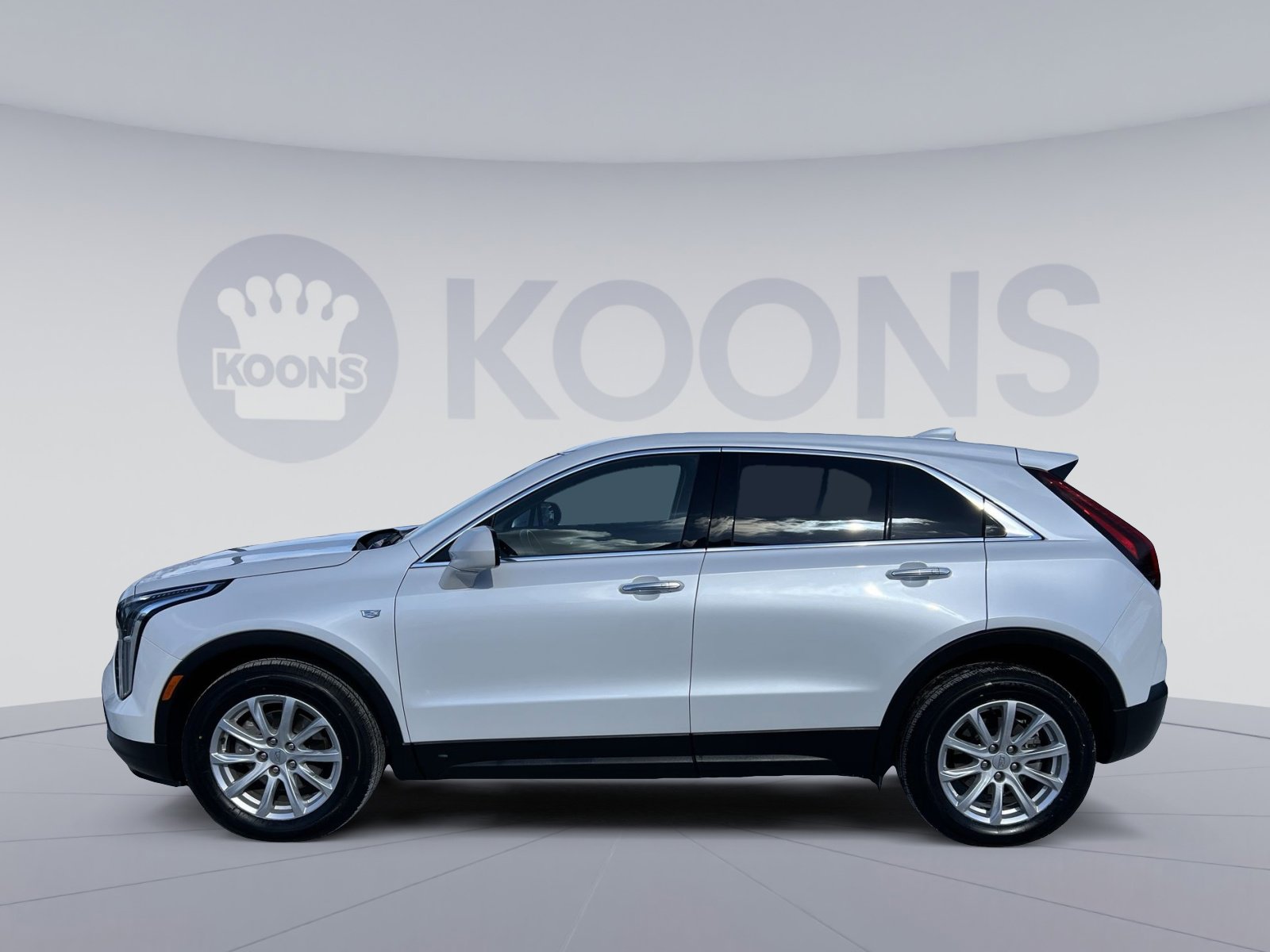 Used 2023 Cadillac XT4 Luxury w/ Cold Weather Package image 2