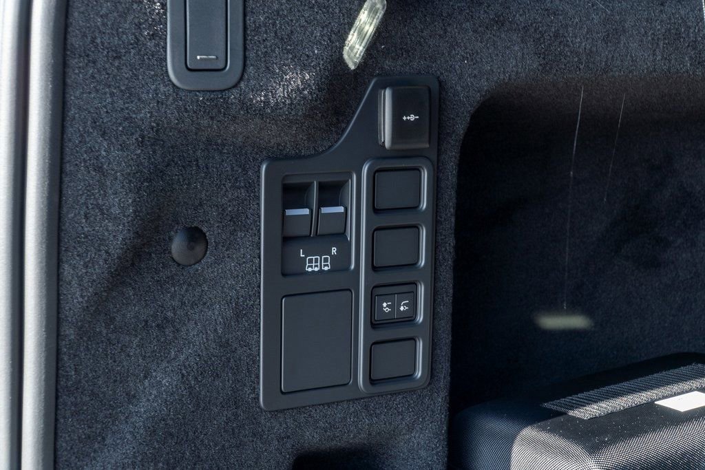 Used 2025 Land Rover Discovery S image 33