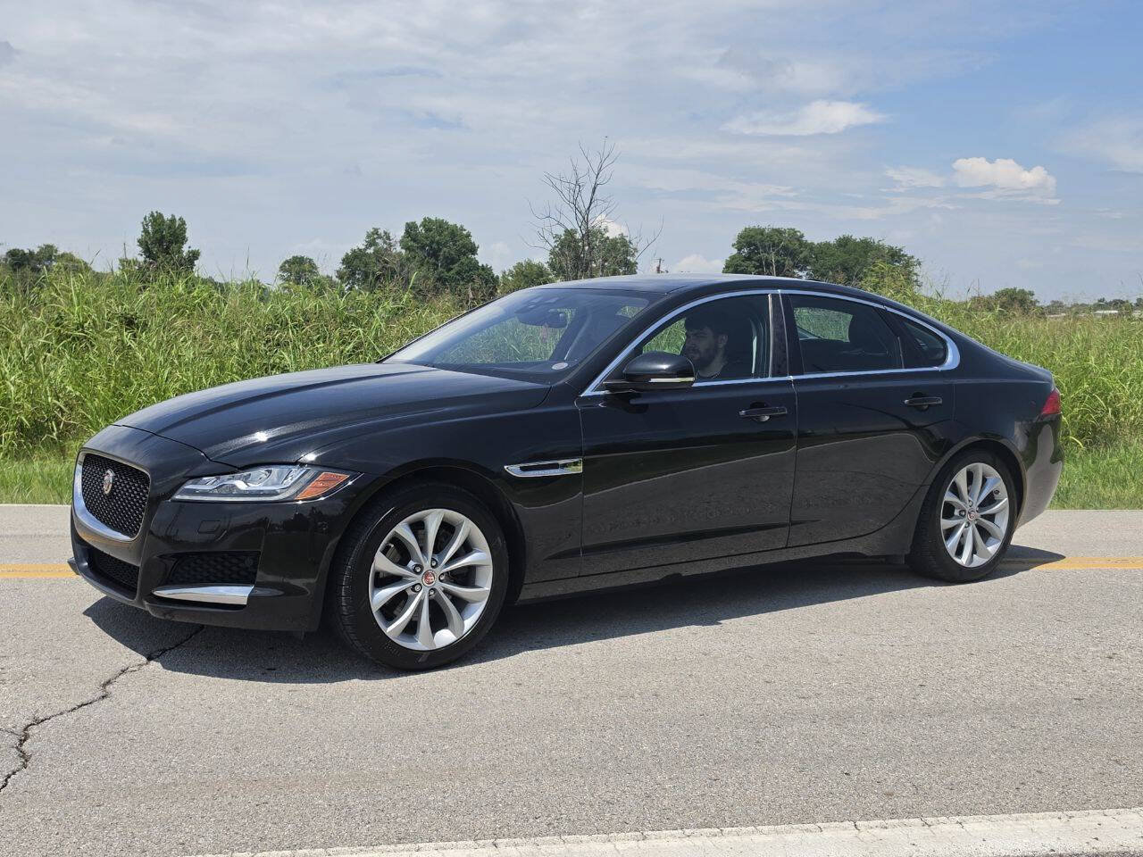 Used 2017 Jaguar XF Premium AWD/4WD image 2