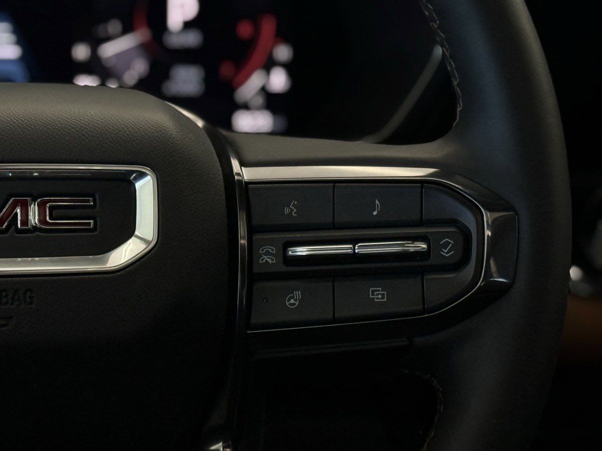 Used 2025 GMC Canyon AT4 w/ Technology Plus Package image 27