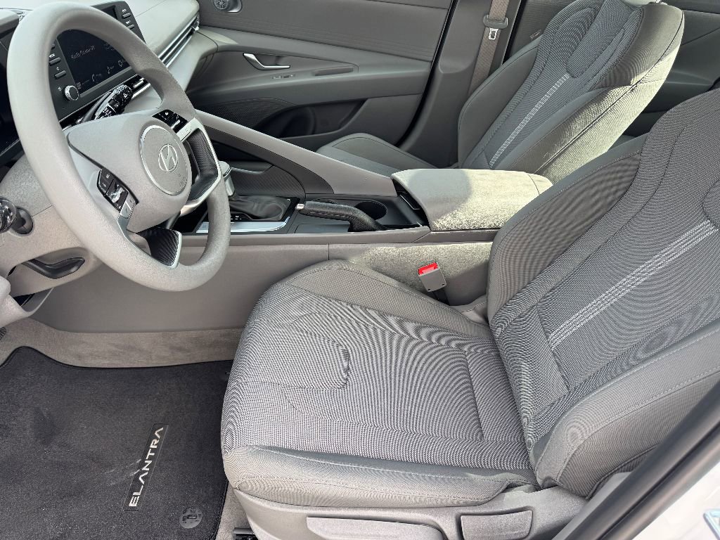 Used 2025 Hyundai Elantra SE image 10