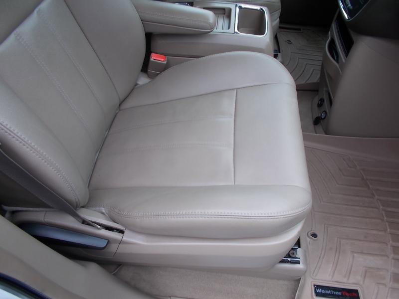 Used 2016 Chrysler Town & Country Touring image 19