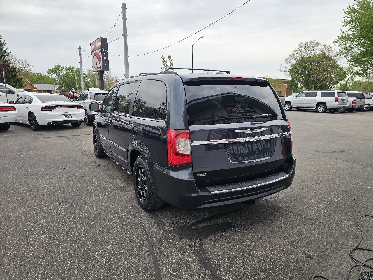 Used 2014 Chrysler Town & Country Touring FWD image 8