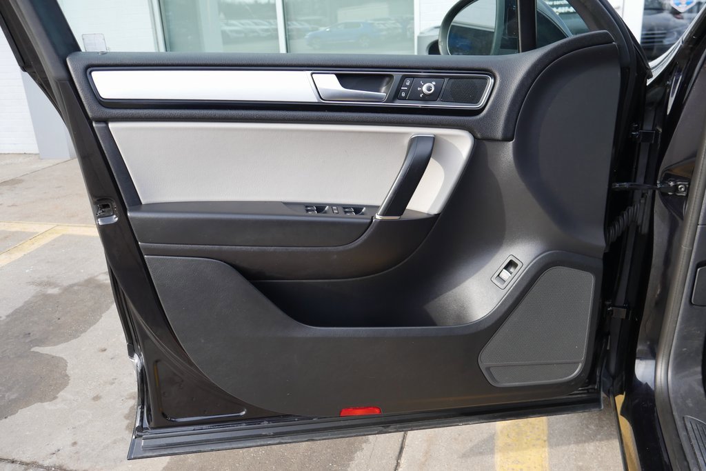 Used 2017 Volkswagen Touareg Wolfsburg Edition image 4