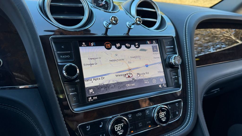 Used 2018 Bentley Bentayga image 22