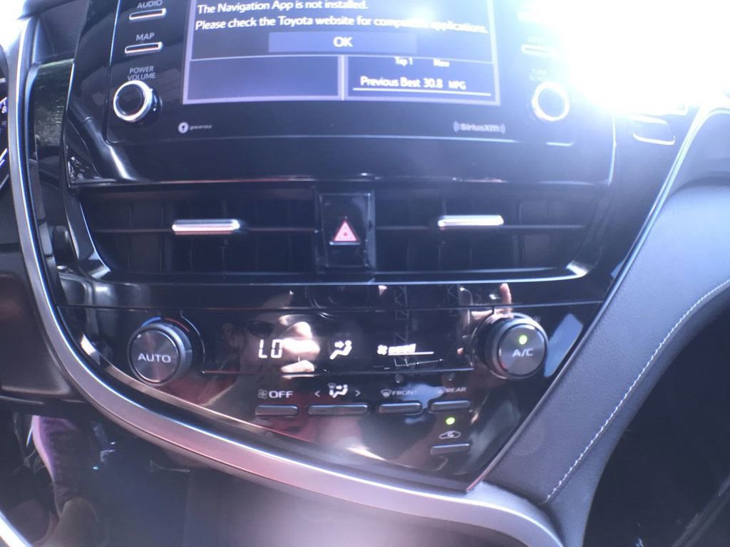 Used 2021 Toyota Camry SE image 19