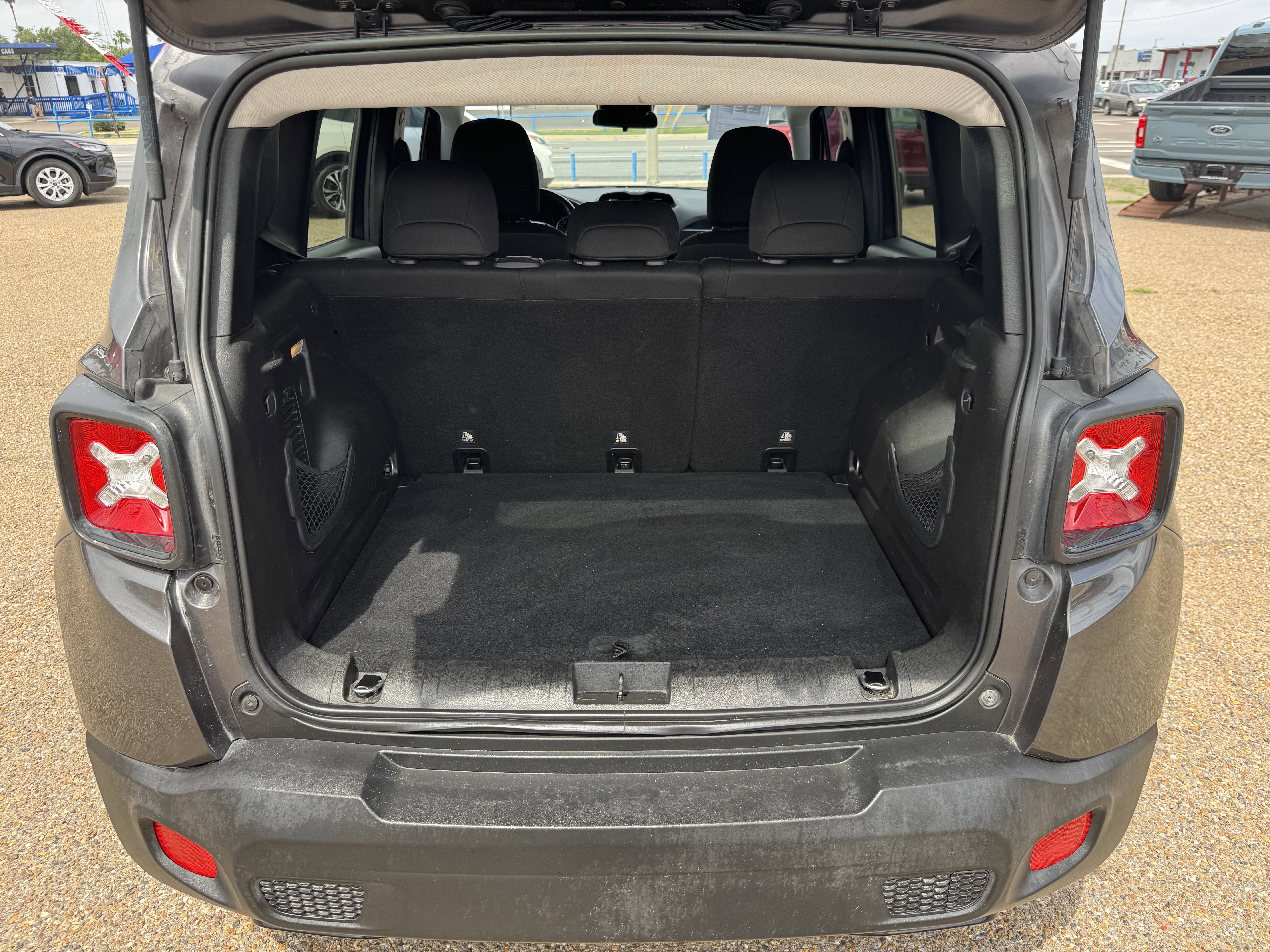 Used 2018 Jeep Renegade Altitude FWD image 32