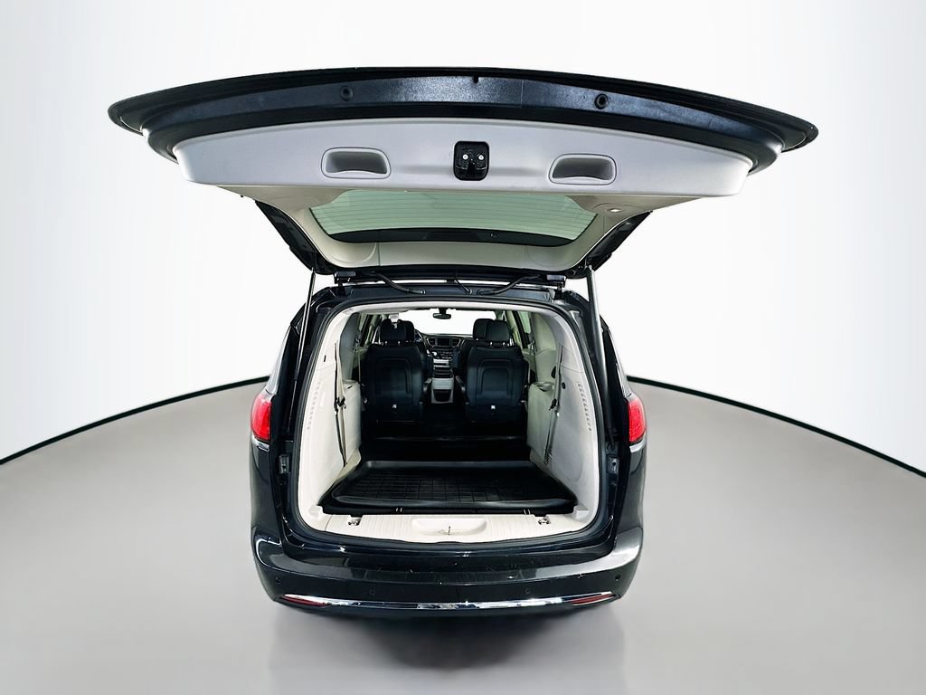 Used 2019 Chrysler Pacifica Touring-L FWD image 26