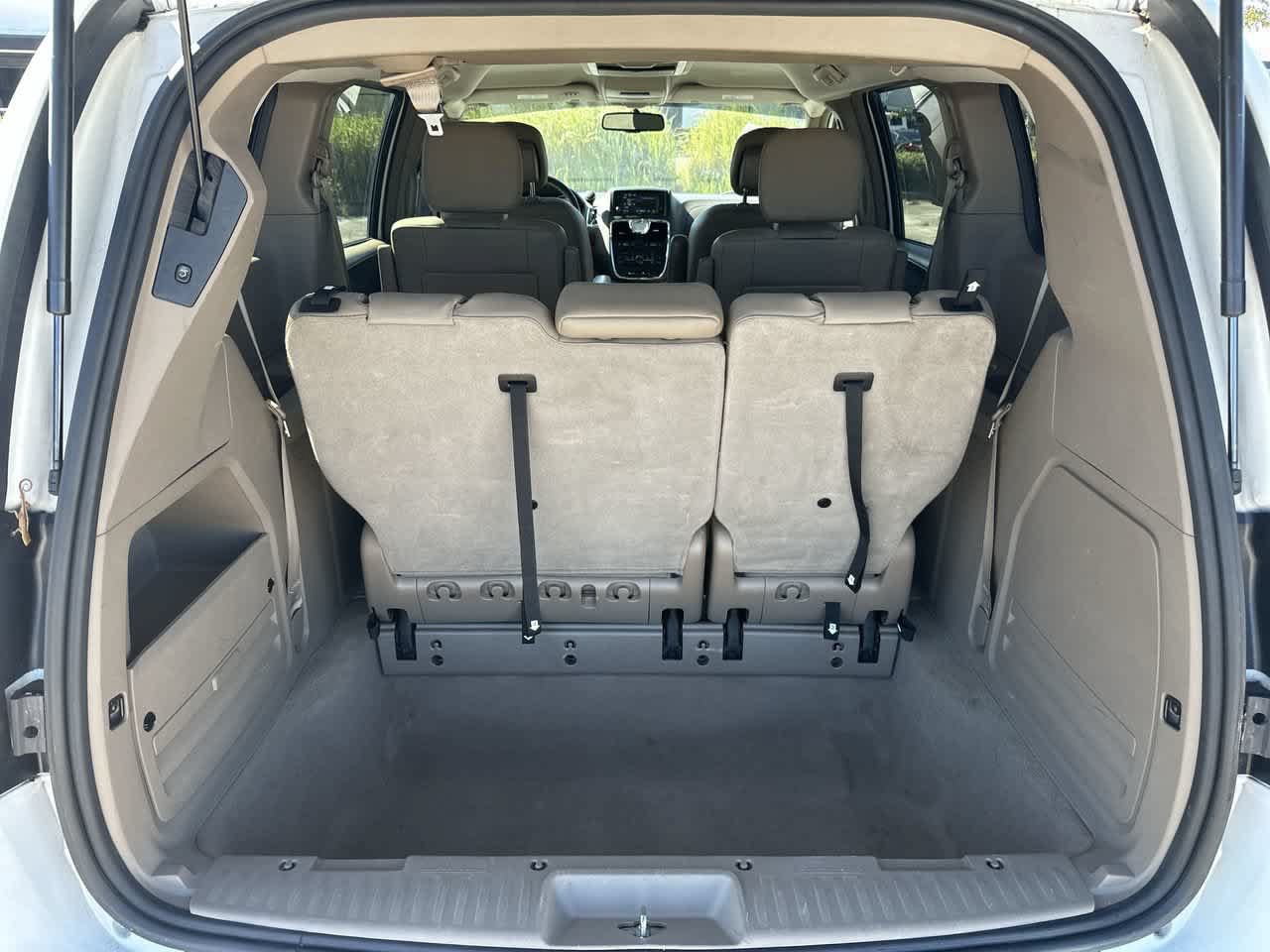 Used 2016 Chrysler Town & Country Touring FWD image 30