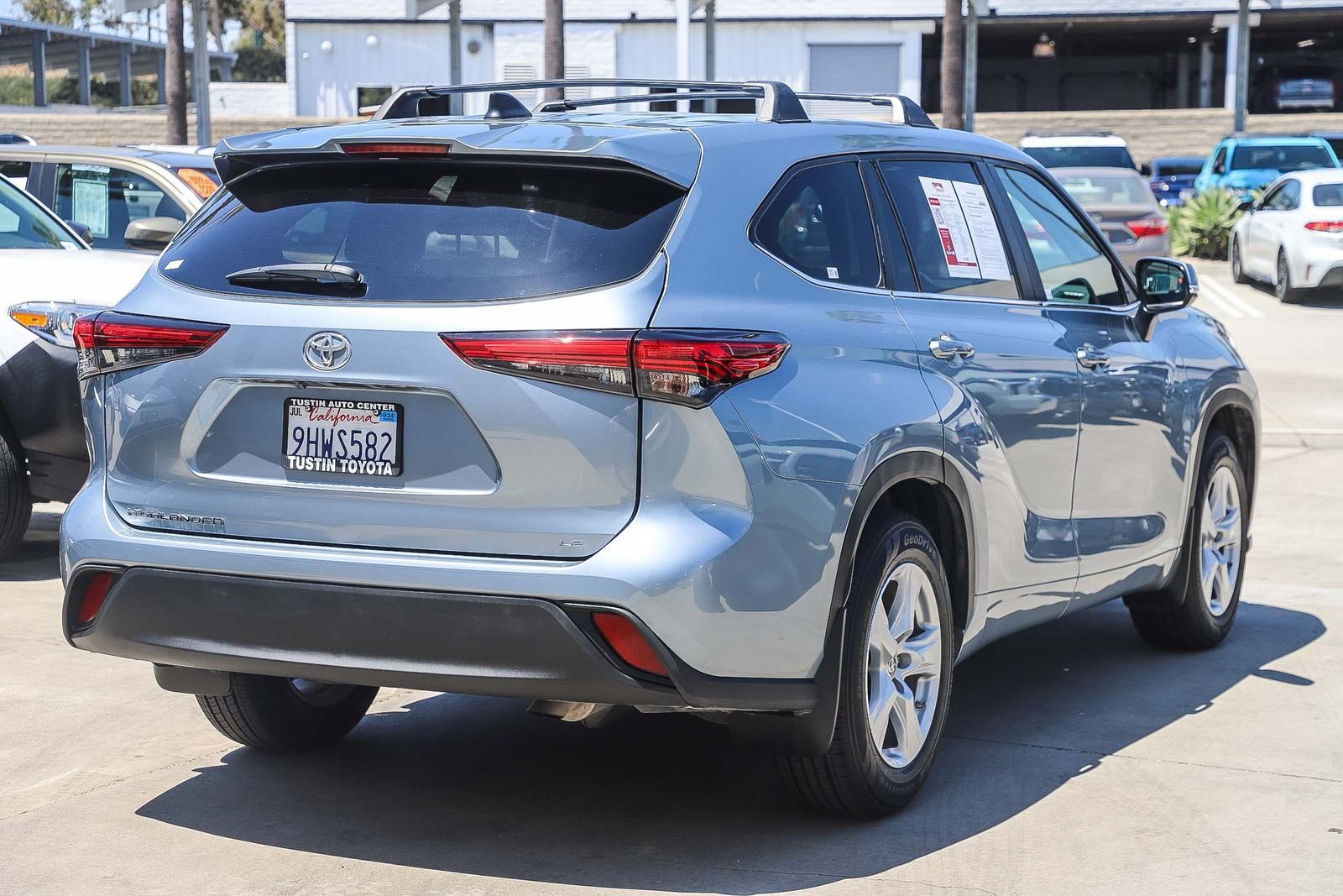 Used 2023 Toyota Highlander LE FWD image 6