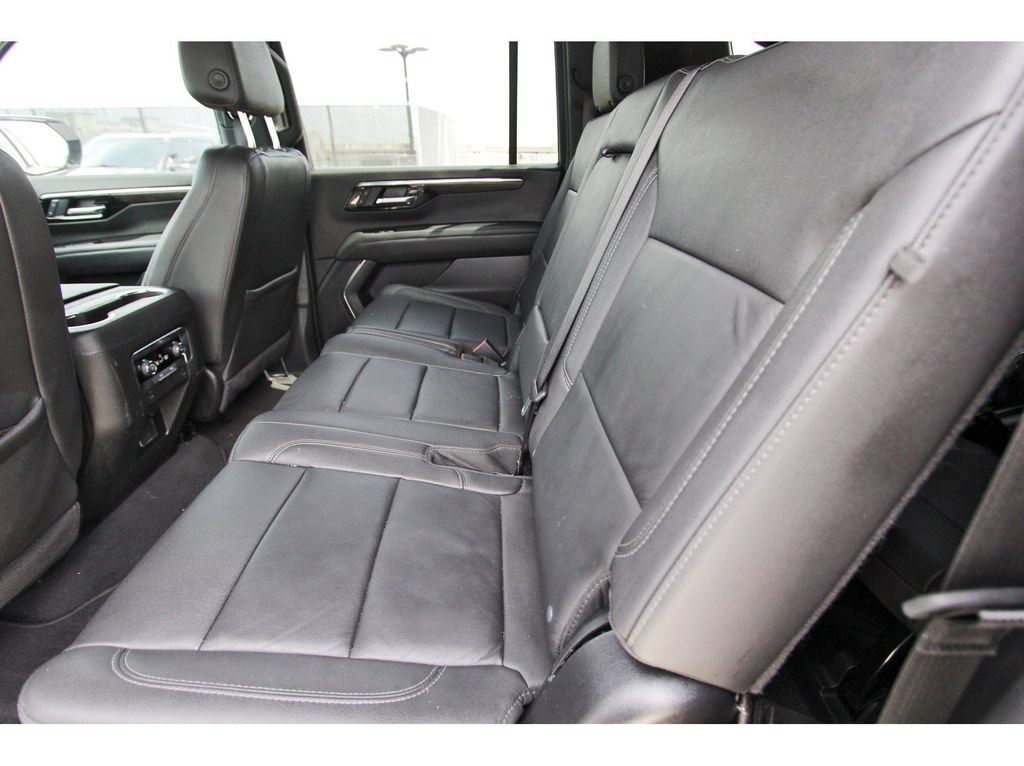 Used 2025 Chevrolet Suburban Z71 AWD/4WD image 7