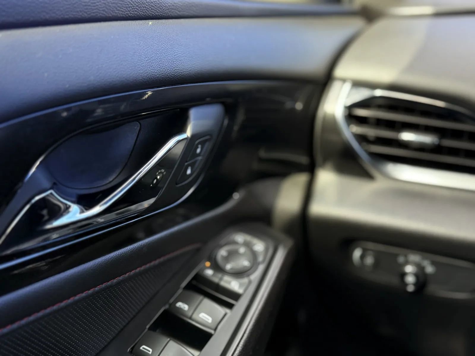 Used 2023 Chevrolet Traverse RS AWD/4WD image 27