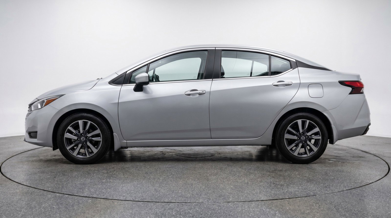 Used 2025 Nissan Versa SV image 5