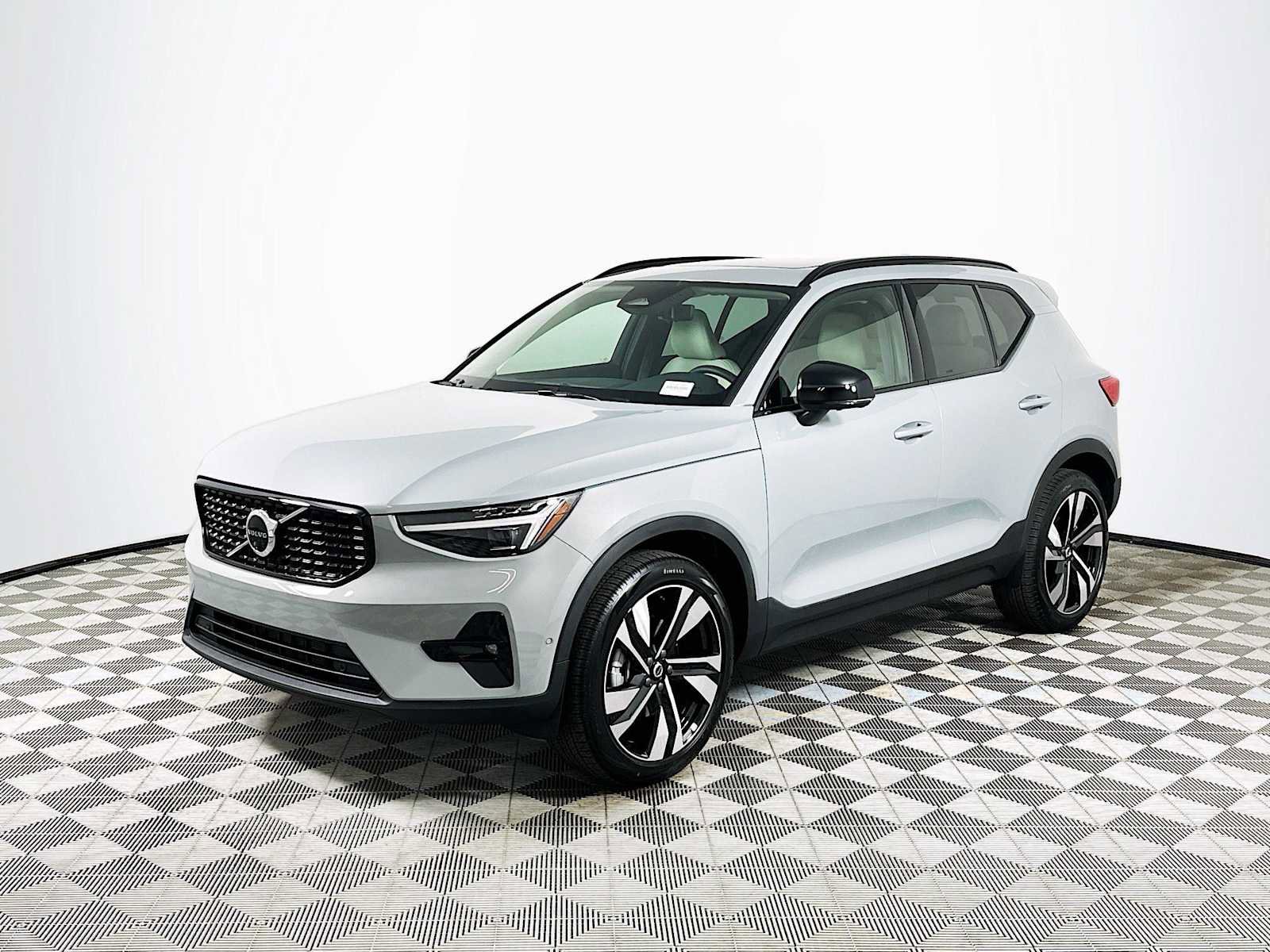 Used 2025 Volvo XC40 B5 Ultra w/ Protection Package image 3