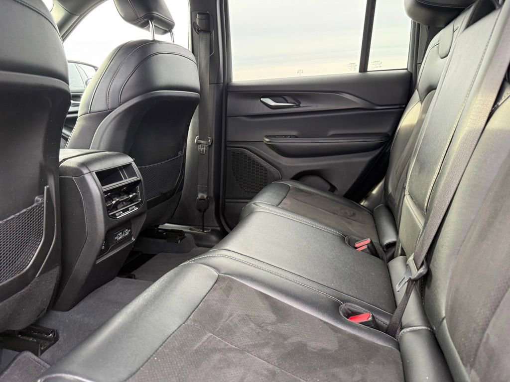 Used 2023 Jeep Grand Cherokee Altitude RWD image 21