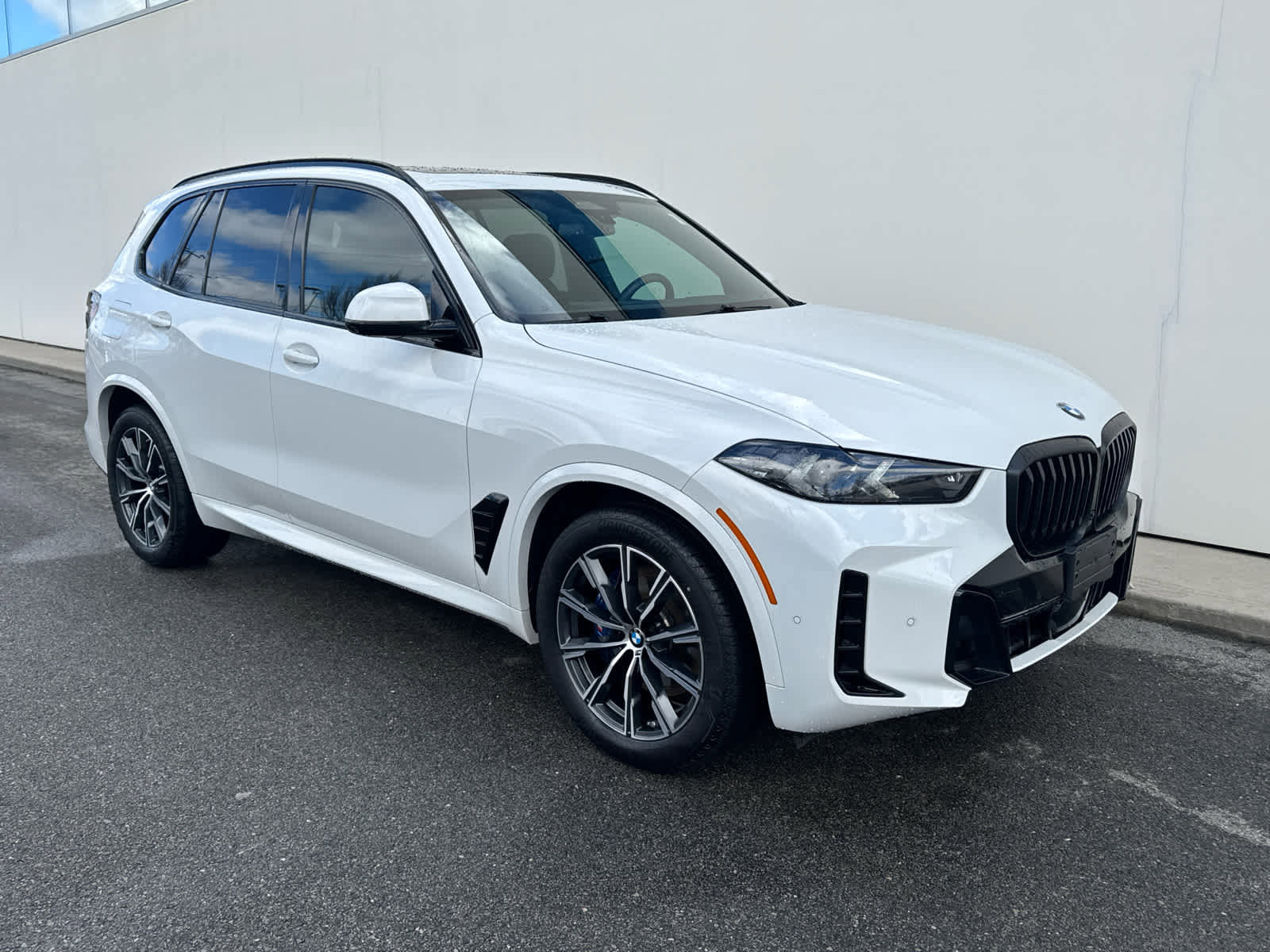 Certified 2024 BMW X5 xDrive40i w/ M Sport Package image 2