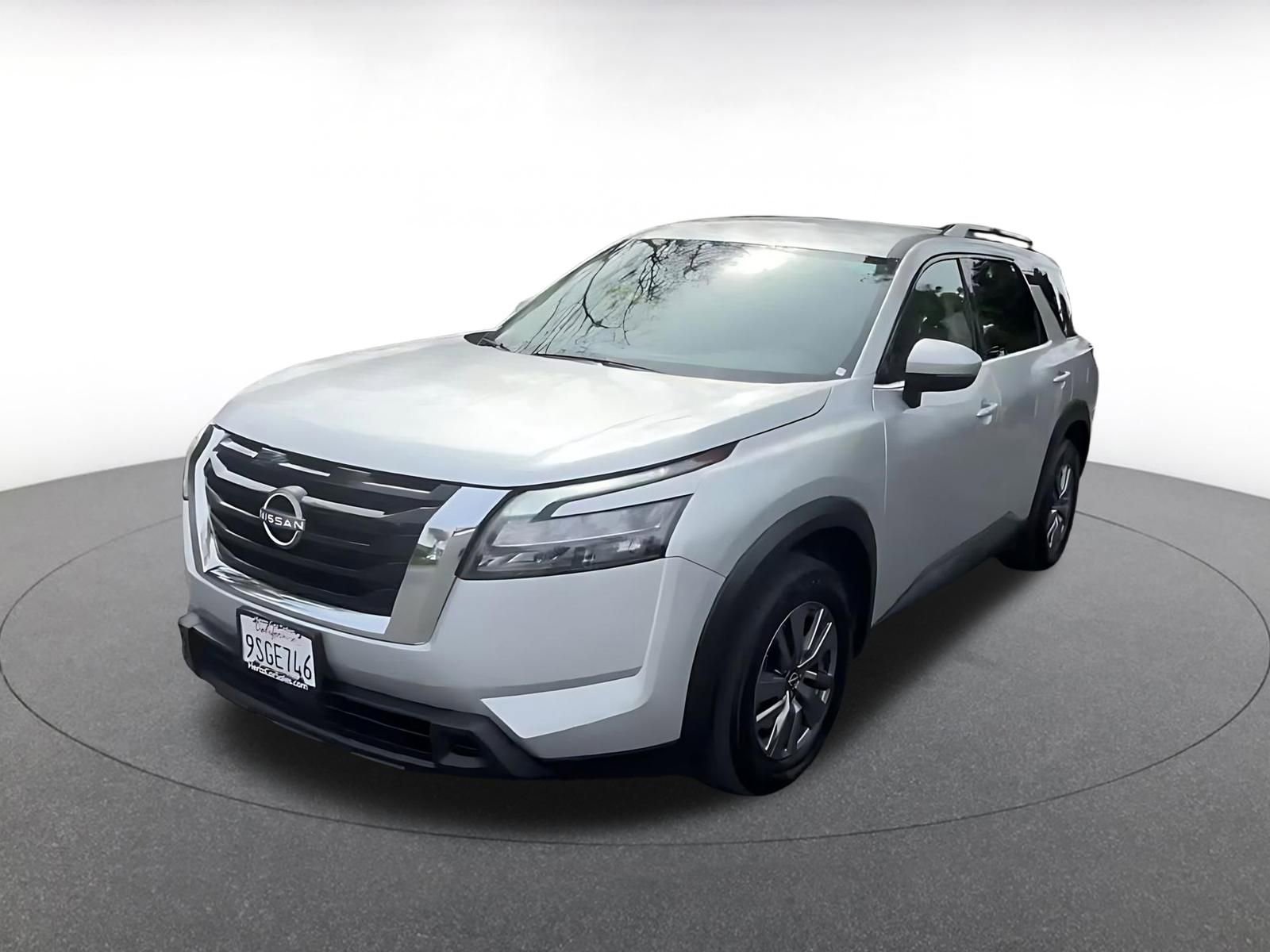 Used 2025 Nissan Pathfinder SV image 7