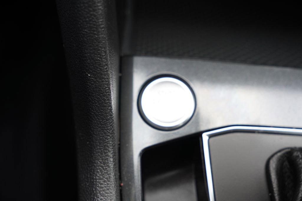 Used 2019 Volkswagen Tiguan SE image 28