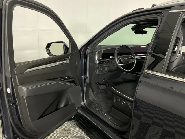 Used 2025 Cadillac Escalade Premium Luxury AWD/4WD image 25
