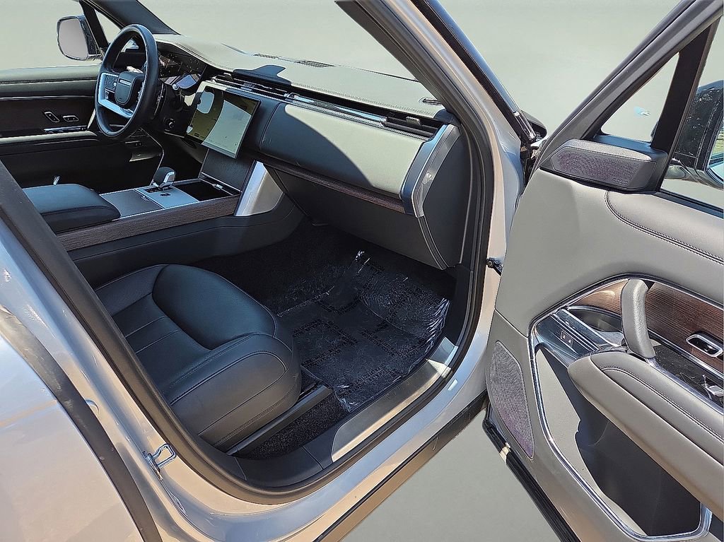 Used 2024 Land Rover Range Rover SE image 12