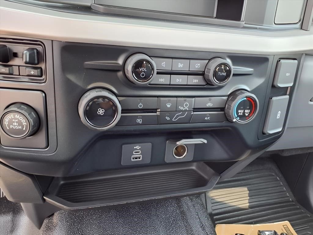 New 2023 Ford F250 XL w/ XL Chrome Package image 17