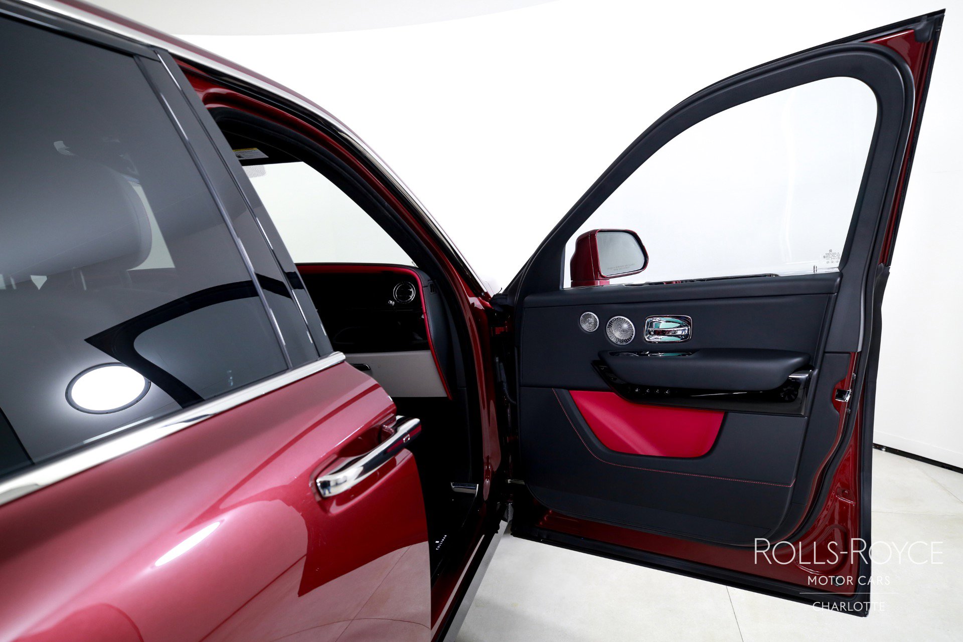 Certified 2025 Rolls-Royce Cullinan AWD/4WD image 33