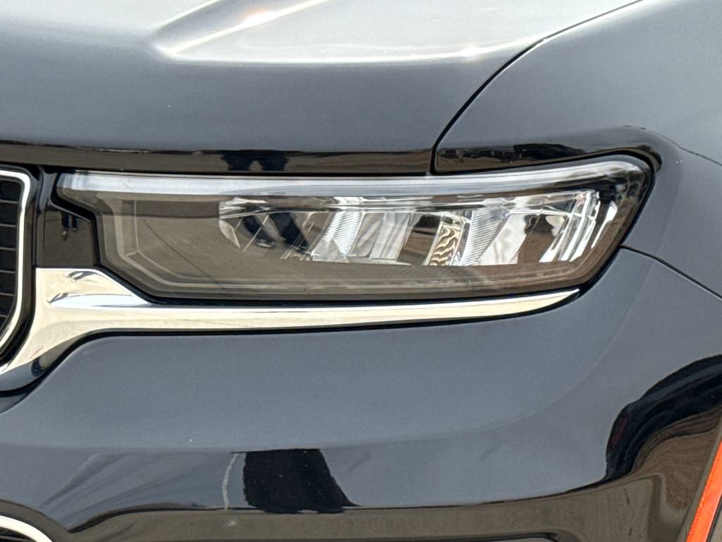 Used 2022 Jeep Grand Cherokee Overland w/ Luxury Tech Group IV image 4