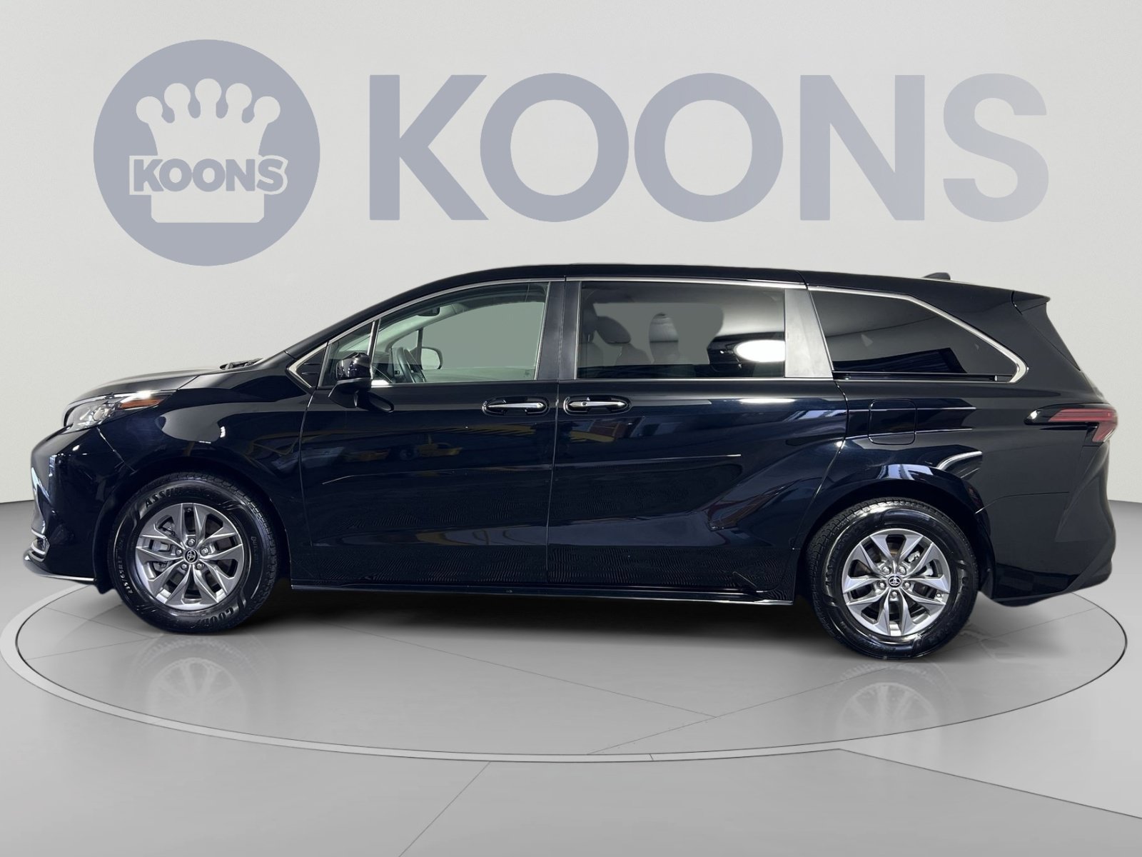 Used 2022 Toyota Sienna XLE FWD image 2
