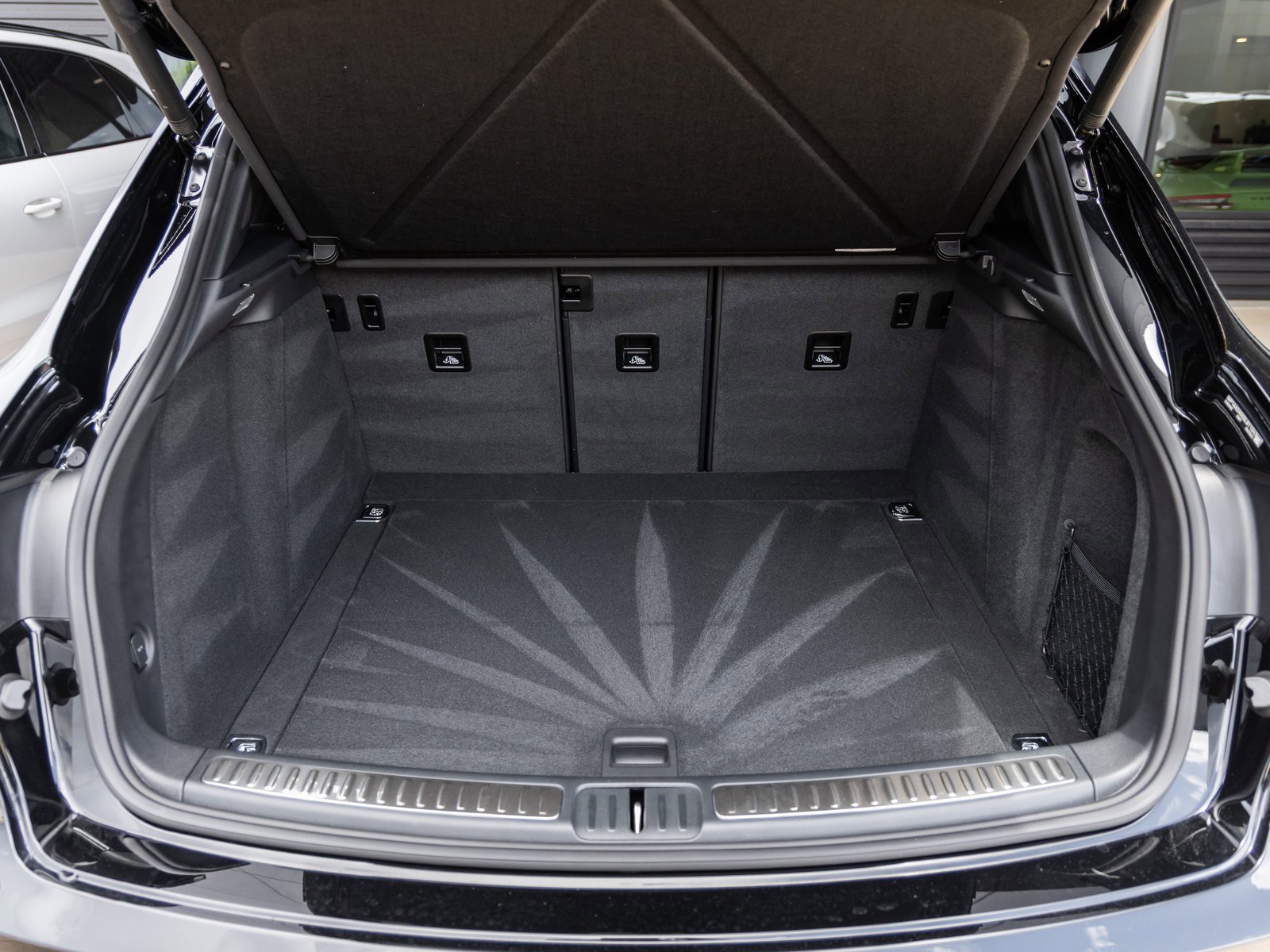 Used 2025 Porsche Macan image 35