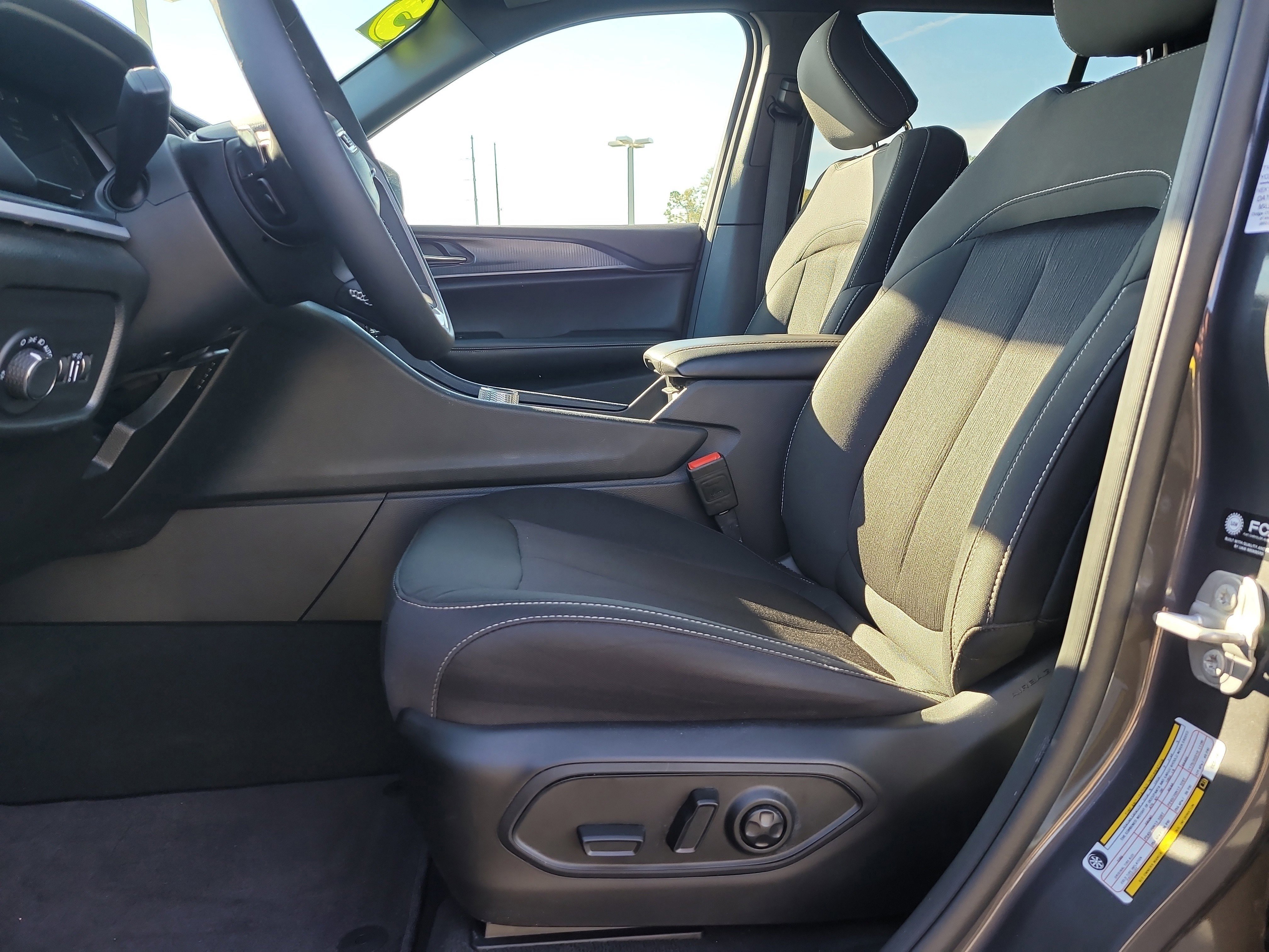 Used 2025 Jeep Grand Cherokee Laredo w/ MOPAR Finishing Package image 16