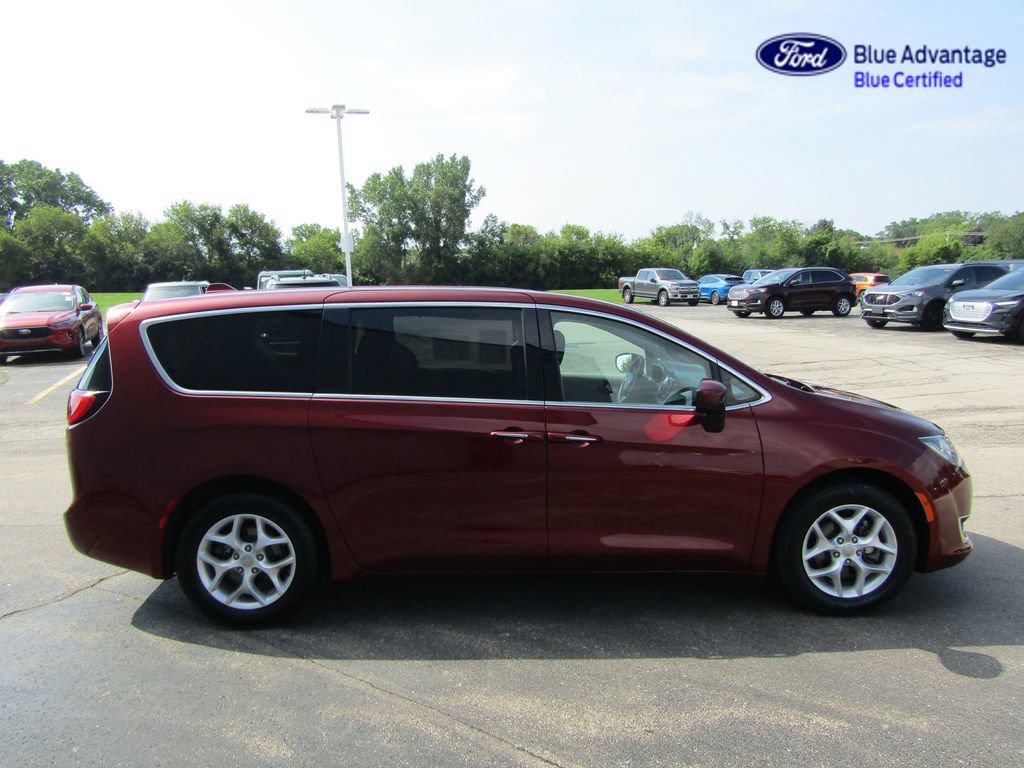Used 2017 Chrysler Pacifica Touring Plus w/ Tire & Wheel Group FWD image 9