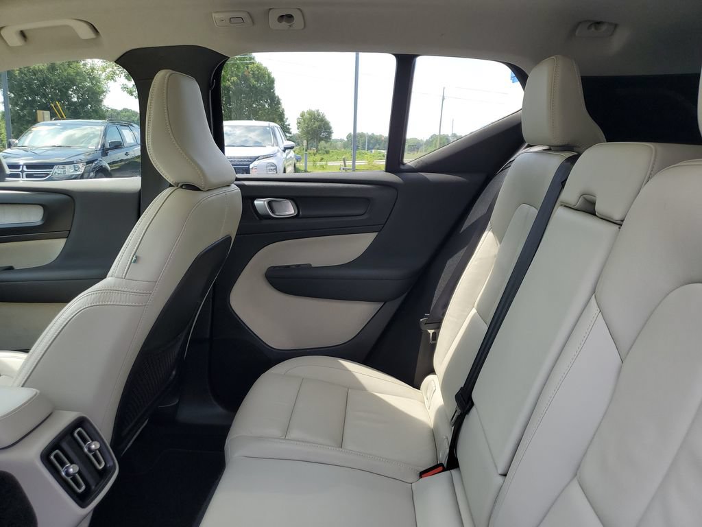 Used 2023 Volvo XC40 B5 Plus AWD/4WD image 12